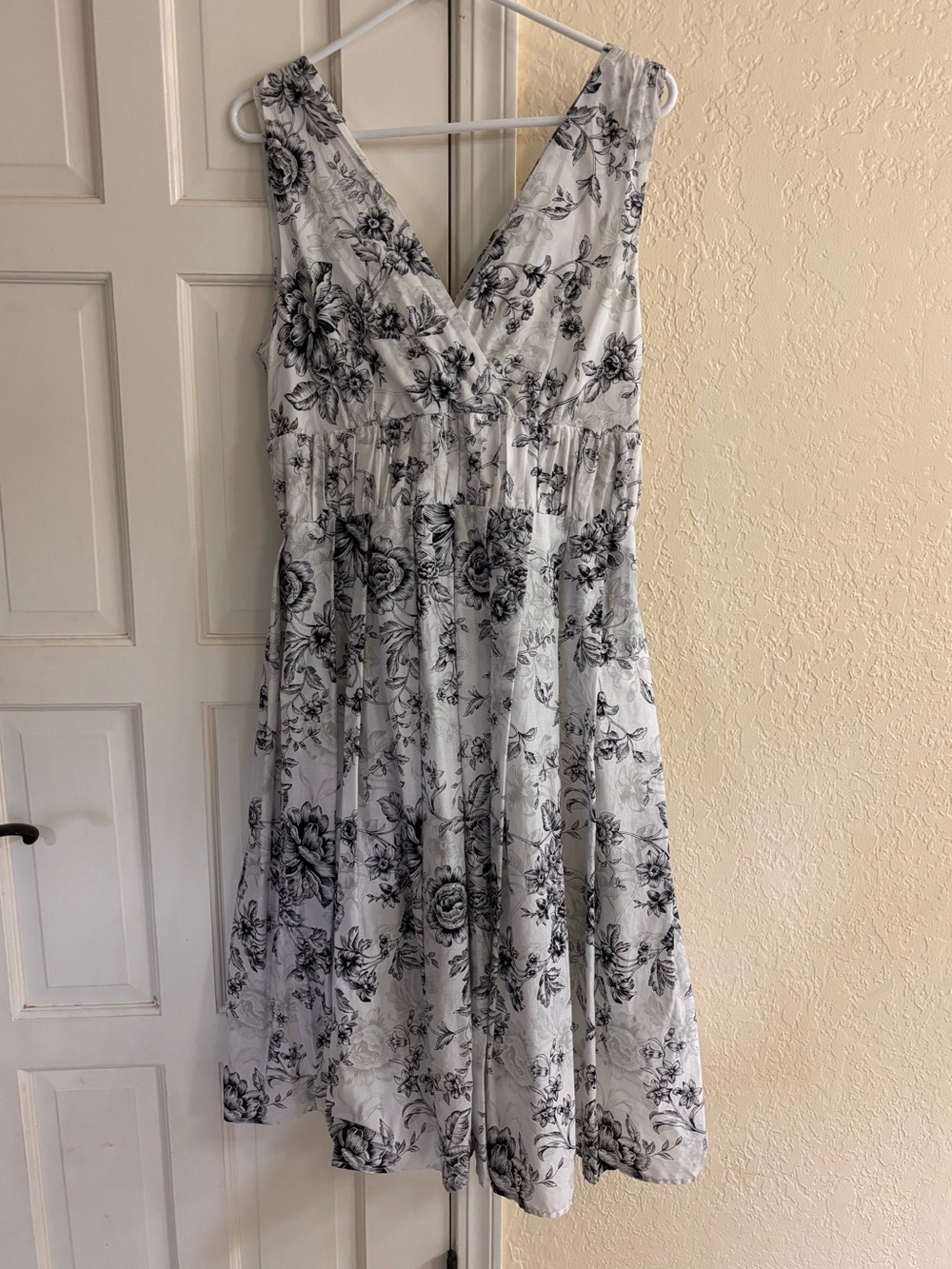 Cotton Van Heusen Floral V Neck Sleeveless Dress Black White 12